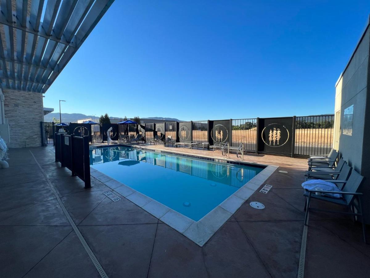 Holiday Inn Express & Suites - Ukiah By Ihg Eksteriør bilde